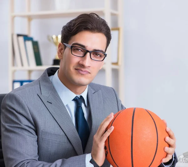 Jovem empresário jogando basquete no escritório durante o intervalo — Fotografia de Stock