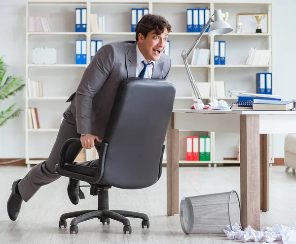 El empresario se divierte tomando un descanso en la oficina en el trabajo —  Fotos de Stock