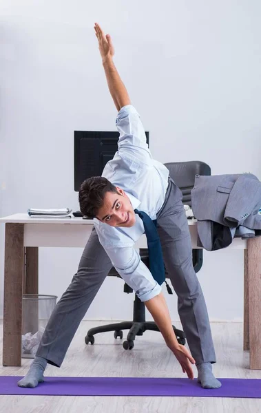 Podnikatel provozující sport v kanceláři během přestávky — Stock fotografie