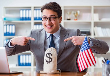 Ofisinde Amerikan bayrağı taşıyan bir iş adamı