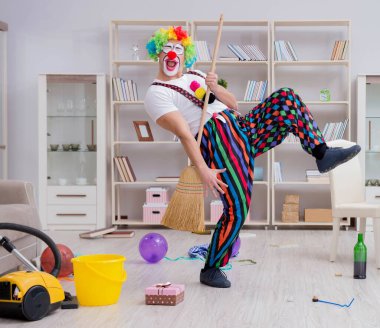 Komik palyaço evde temizlik yapıyor.