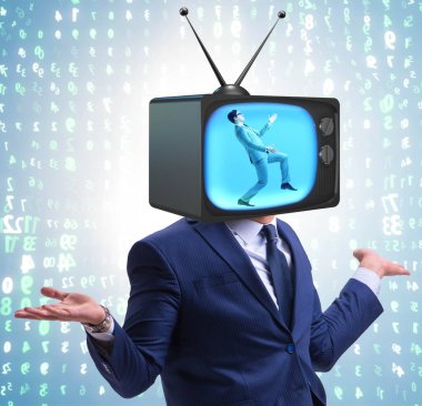 Televizyon bağımlısı bir adam.