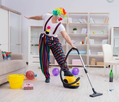 Komik palyaço evde temizlik yapıyor.