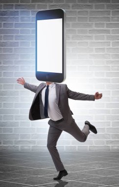 Akıllı telefonun etkisi altında cep telefonu zombisi