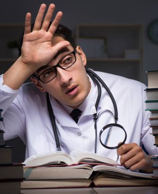 Geceleri üniversite sınavlarına hazırlanan bir tıp öğrencisi.