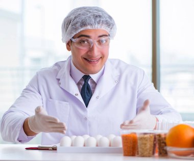 Besin uzmanı gıda ürünlerini laboratuarda test ediyor.