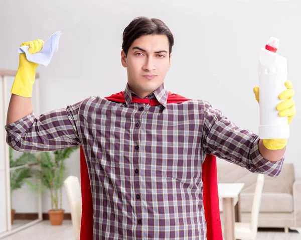 Süper kahraman temizlikçi ev işi yapıyor. — Stok fotoğraf