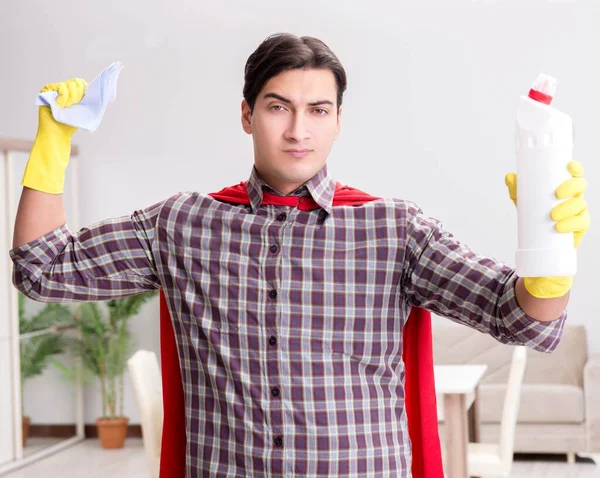 Die Superhelden-Putzfrau erledigt Hausarbeit — Stockfoto