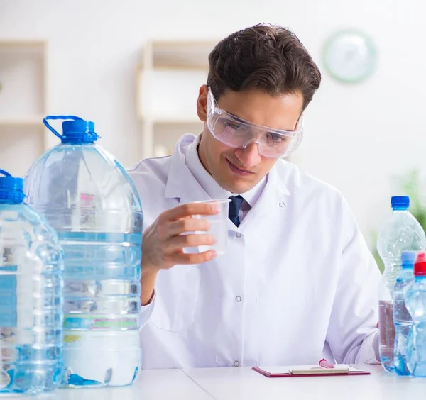 Asistente de laboratorio probando calidad del agua — Foto de Stock