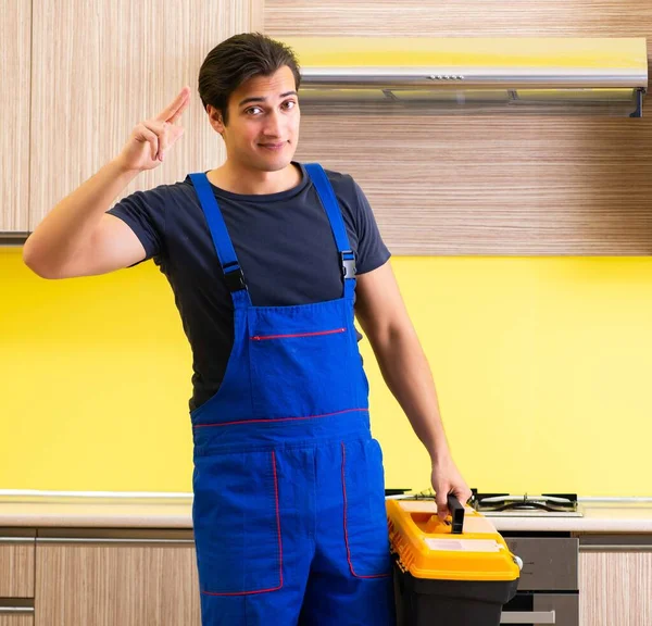 Jovem empreiteiro de serviços montagem de mobiliário de cozinha — Fotografia de Stock