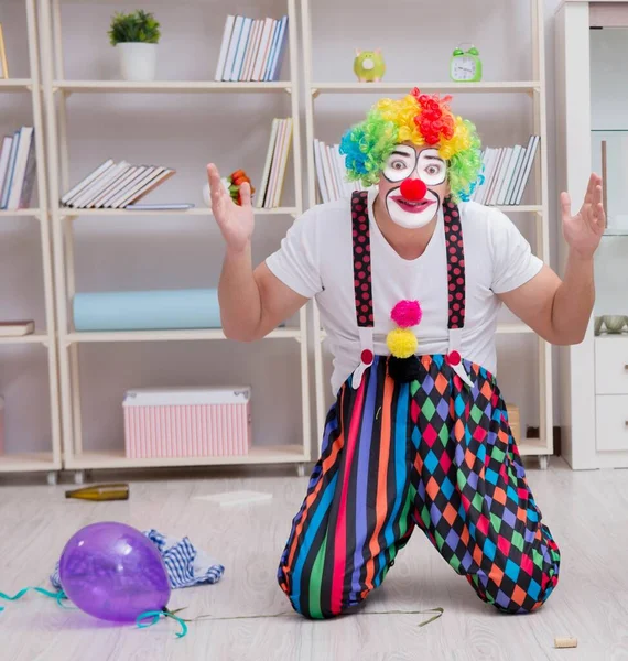 Clown ubriaco che festeggia una festa a casa — Foto Stock