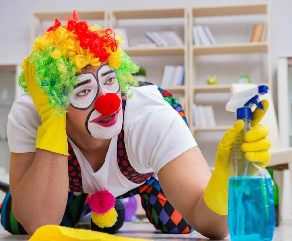 Rolig clown som städar hemma — Stockfoto