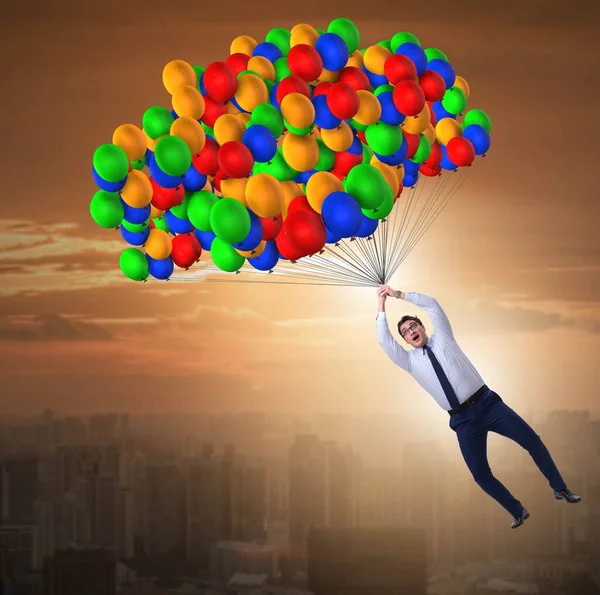Uomo d'affari che vola su palloncini in sfida concetto — Foto Stock