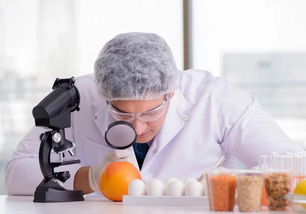 Esperti di nutrizione testano i prodotti alimentari in laboratorio — Foto Stock