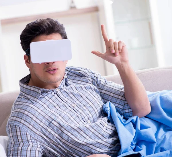 Mężczyzna ogląda okulary wirtualnej rzeczywistości w domu — Zdjęcie stockowe