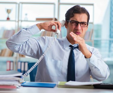 İş adamı aşırı terlemekten muzdarip.