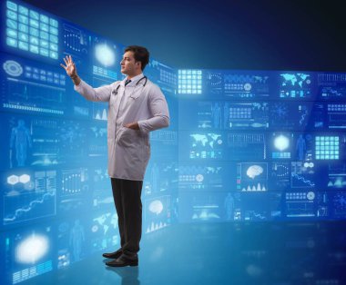 Doktorun teletıp konsepti düğmelere basıyor