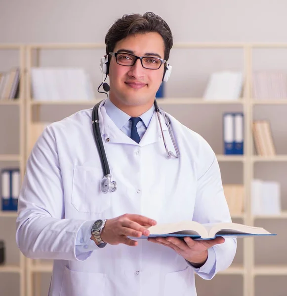 Jeune homme médecin dans le concept médical — Photo