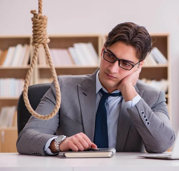 Un hombre de negocios en bancarrota considerando suicidarse ahorcado —  Fotos de Stock