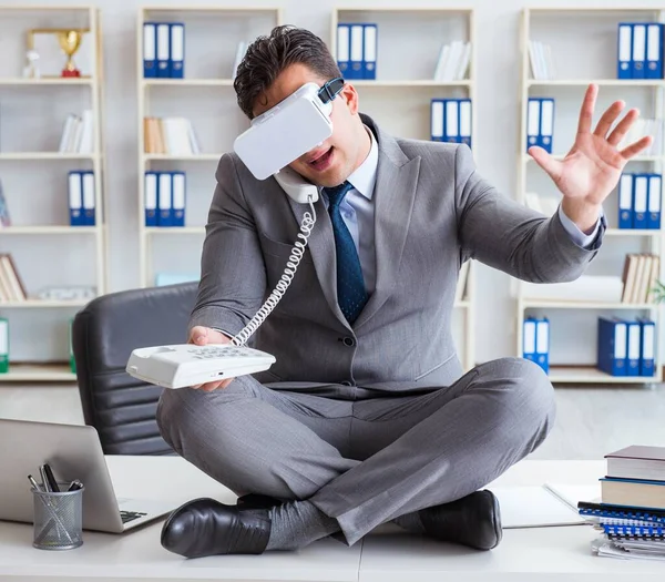 Homme d'affaires en réalité virtuelle VR lunettes méditant au sommet du bureau — Photo