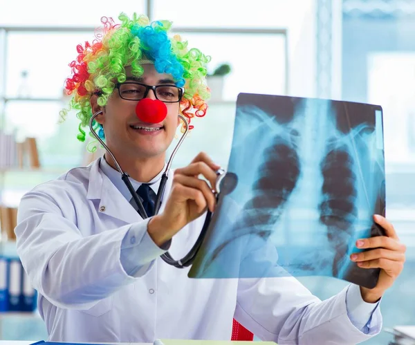 Ofiste röntgen görüntüsü olan bir çocuk doktoru oturuyor. — Stok fotoğraf