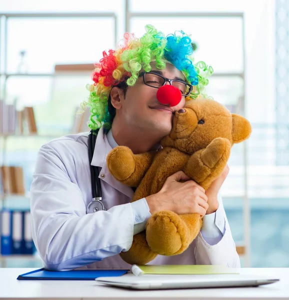 Lustiger Kinderarzt mit Spielzeug in der Klinik — Stockfoto