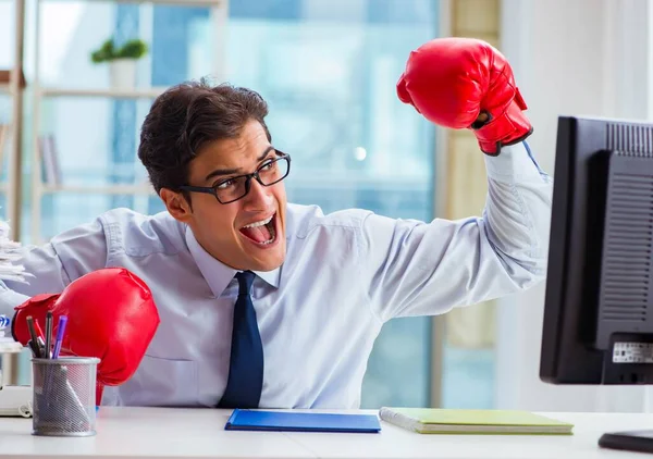 Ofiste boks eldivenli bir iş adamı var. — Stok fotoğraf