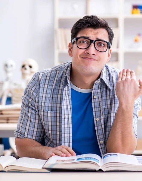 Medical student preparing for exams — Stock Photo, Image