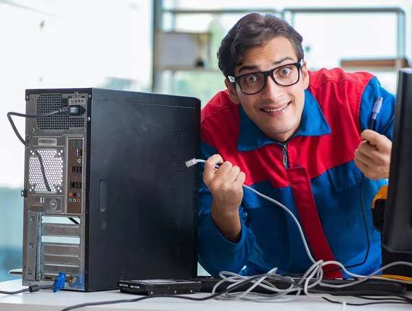 Computer repairman working on repairing computer in IT workshop — Stock Photo, Image