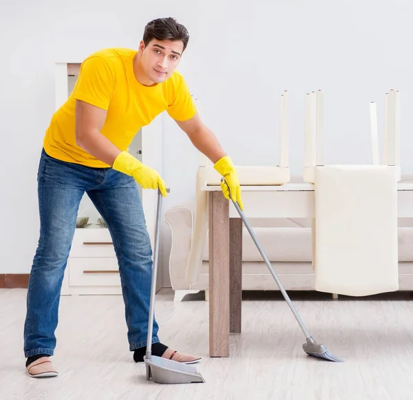 Jovem fazendo tarefas em casa — Fotografia de Stock