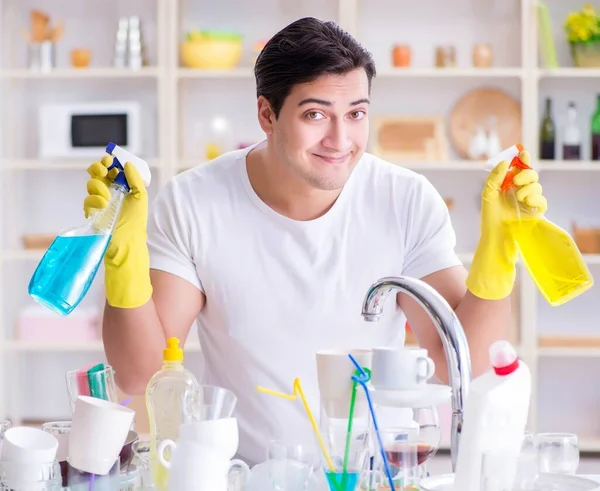 Uomo godendo piatti lavaggio faccende a casa — Foto Stock