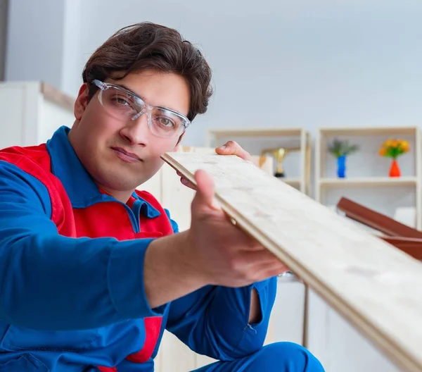 Mladý tesař pracující s dřevěnými deskami — Stock fotografie