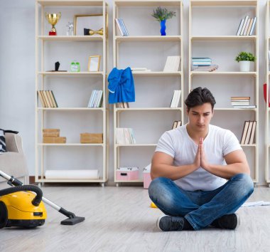 Adam evi temizliyor.