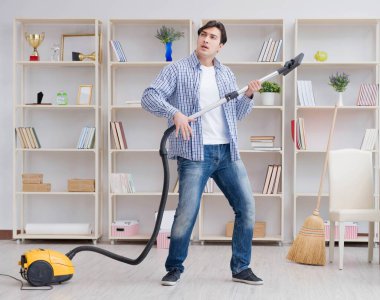 Evini temizleyen adam.