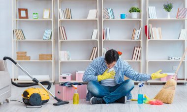 Adam evi temizliyor.