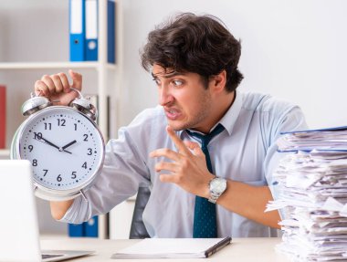 Çok fazla işi ve evrak işi olan yoğun bir çalışan.