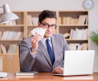 İşadamı işte kumar oynuyor.