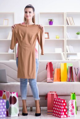 Çantalarla alışveriş yapan genç bir kadın.