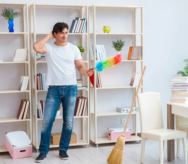 Hombre haciendo limpieza en casa —  Fotos de Stock