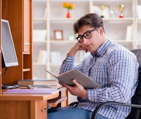 Joven estudiante en la mesa de computadoras — Foto de Stock