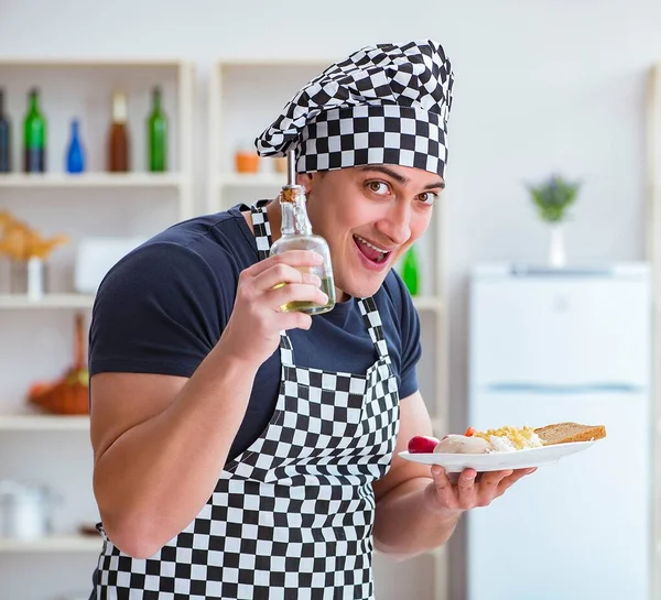 Cocinero cocinero cocinando una cena de desayuno en la cocina —  Fotos de Stock