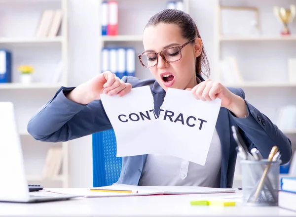 Affärskvinna sliter sönder sitt kontrakt — Stockfoto