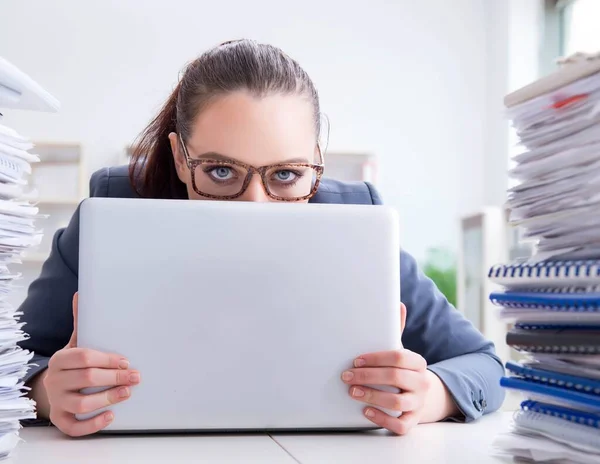 Femme d'affaires fatiguée avec la paperasserie charge de travail — Photo