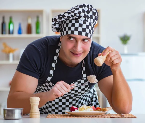 Chef cook cooking a meal breakfast dinner in the kitchen — Stock Image Chef cook cooking a meal breakfast dinner in the kitchen Stock Image