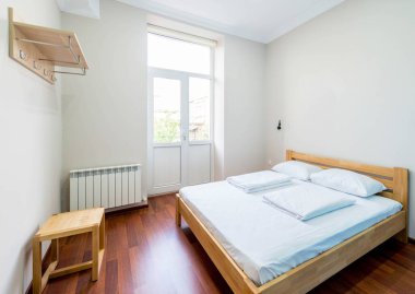 Otelde çift kişilik yatak.