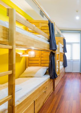 Yurt yatakhaneleri oda içinde düzenlendi.