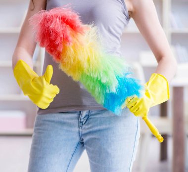 Kadın evde temizlik yapıyor.