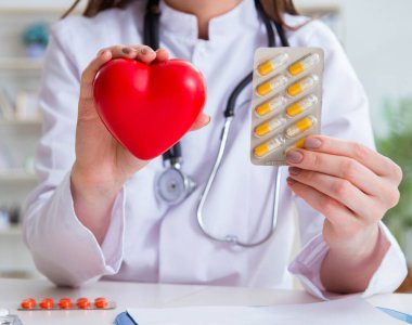 Hastanede kırmızı kalp doktoru kardiyolog