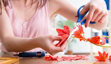 Hatıra defteri konseptinde resim çerçevesi dekore eden kadın