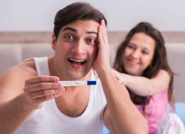 Hamilelik testi sonuçları olan genç bir aile